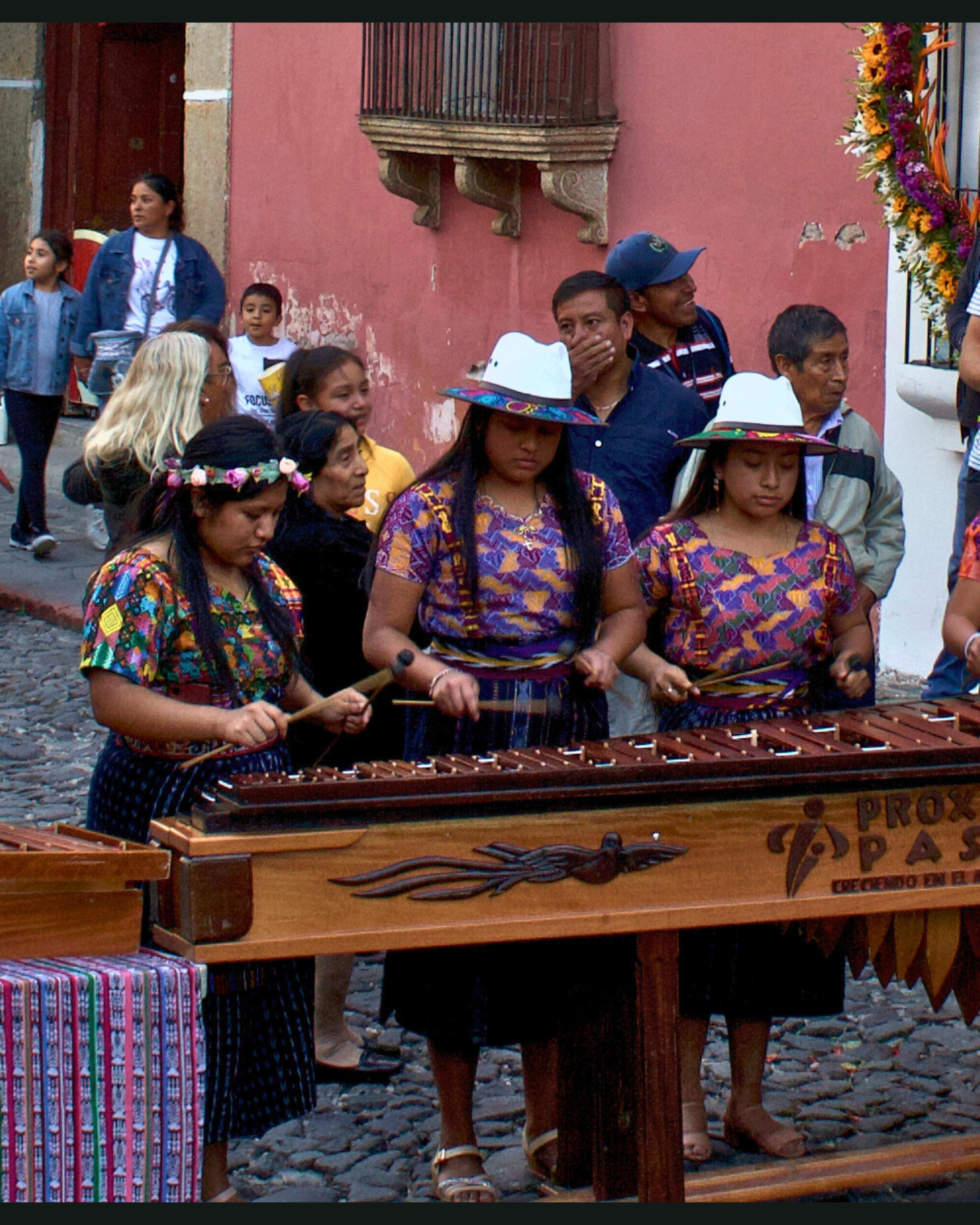 Marimba maya Antigua Guatemala femmes tenue traditionnelle marimba maya antigua guatemala femme tenue traditionnelle